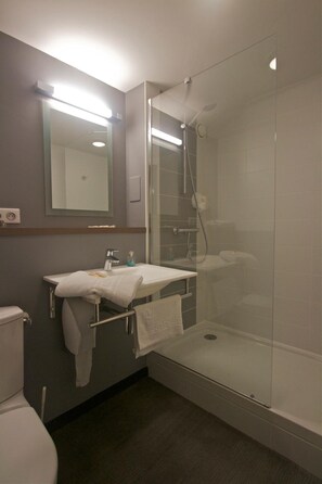 Hair dryer, towels, soap, shampoo - BRIT HOTEL LORIENT Le Kerotel (Lorient)