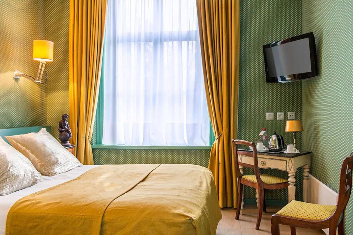 Classic Double Room | In-room safe, desk, soundproofing, WiFi (free)