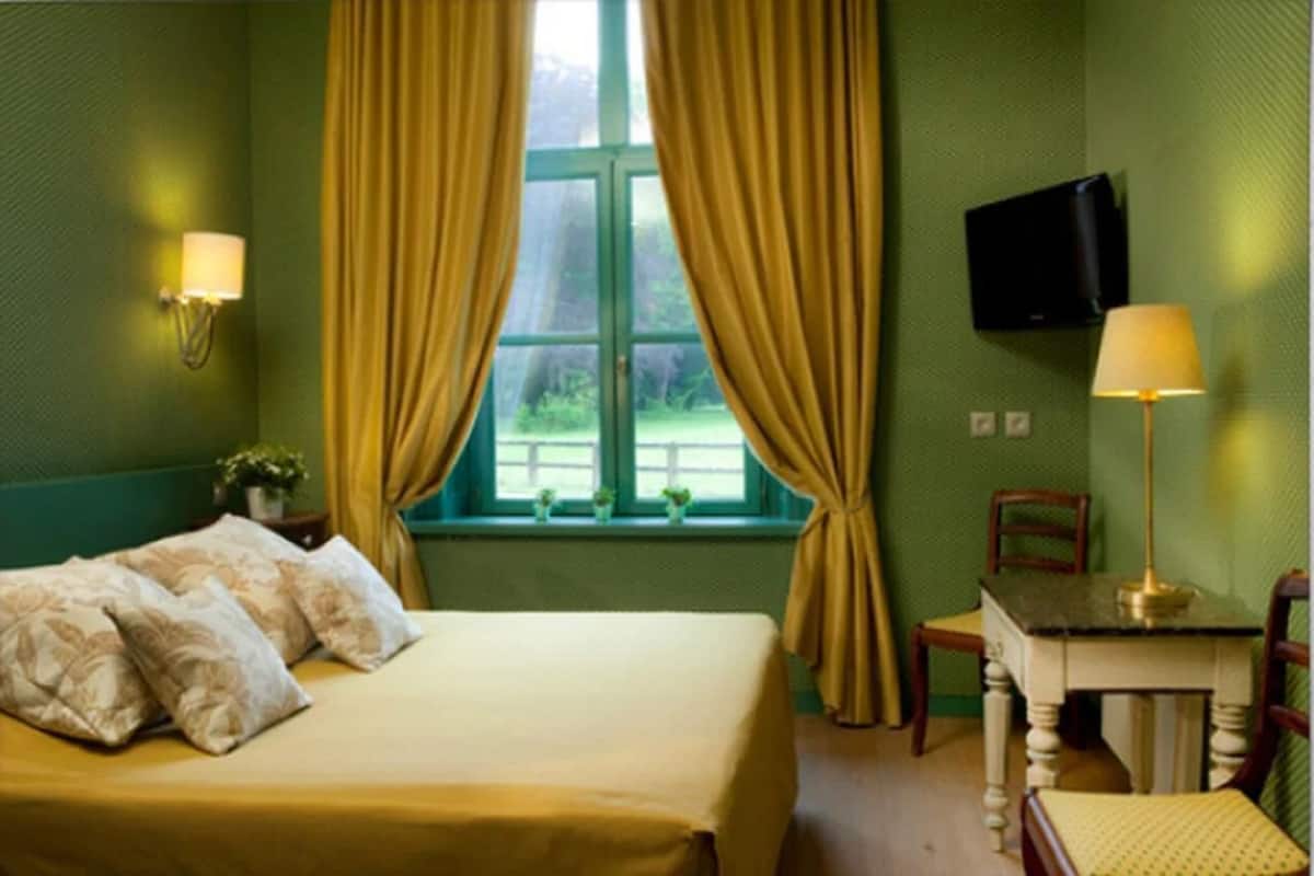 In-room safe, desk, soundproofing, WiFi (free)