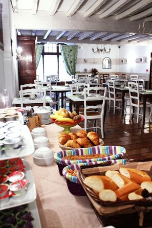 Tägliches Frühstücksbuffet (11.50 EUR pro Person)