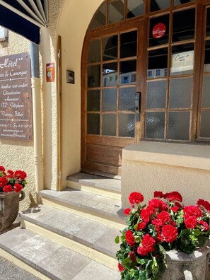 Exterior - Hotel Porte de Camargue (Arles)