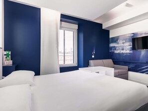 Een bureau, geluiddichte muren, gratis babybedden, gratis wifi