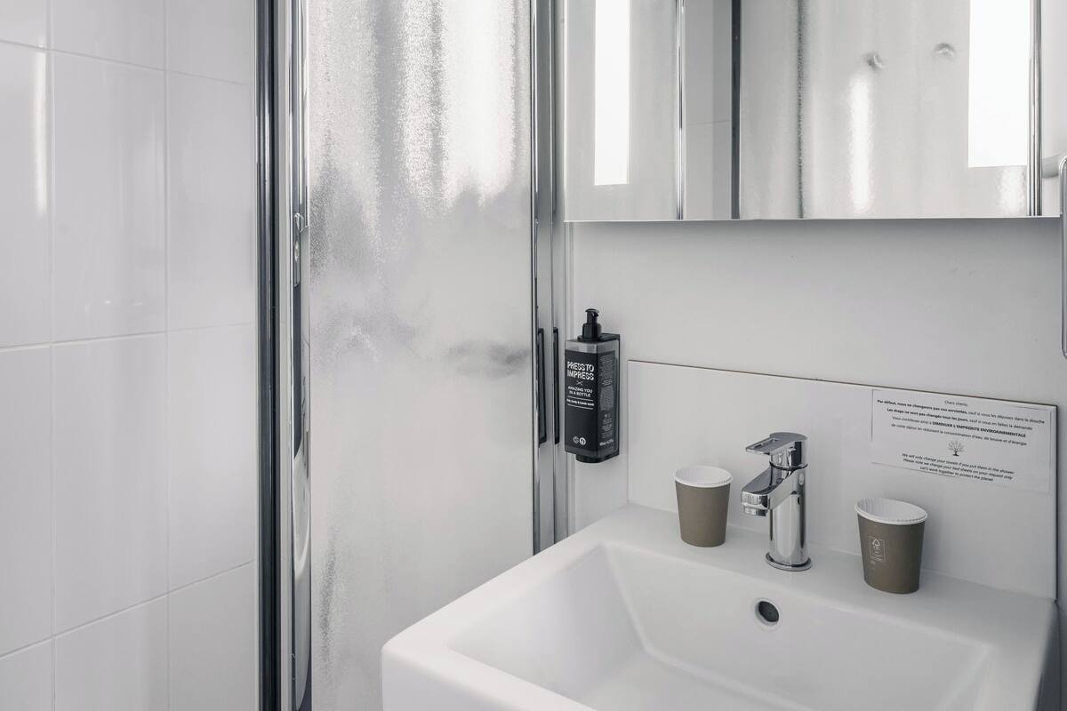 standard double room, 1 double bed | bathroom | shower, eco-friendly toiletries, hair dryer, towels