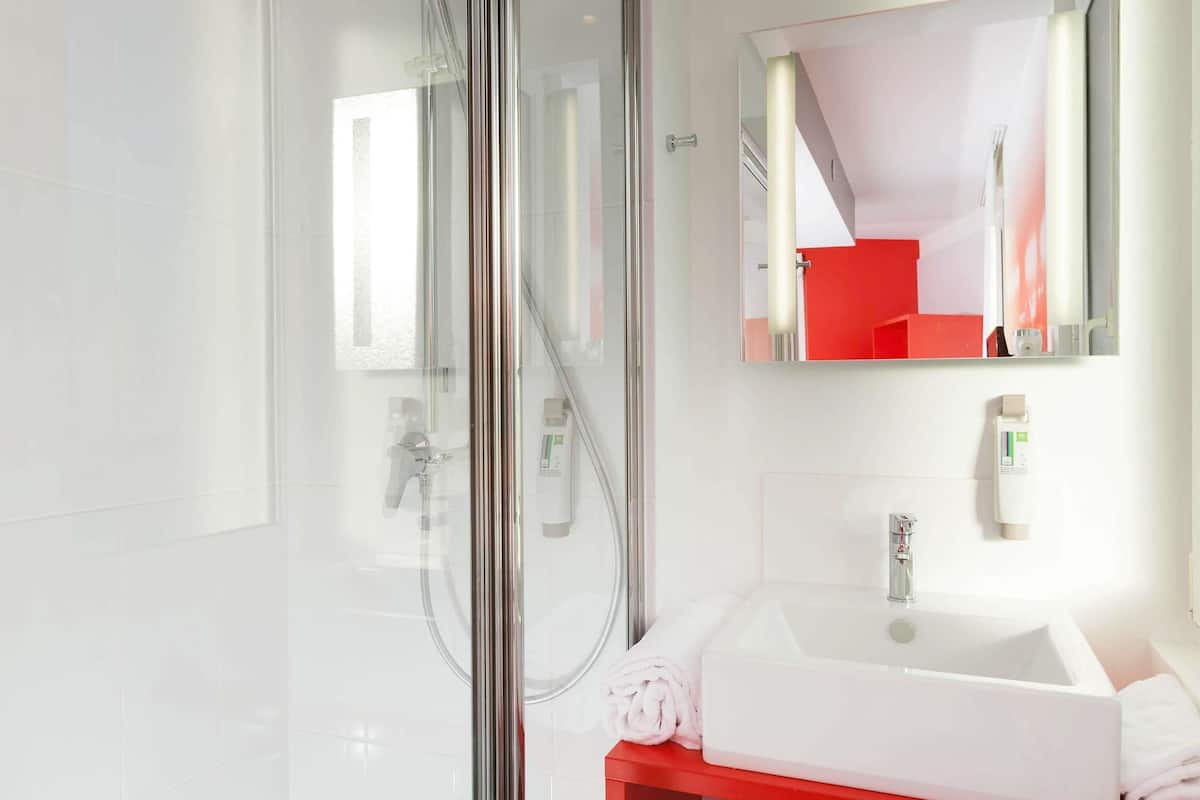 standard room, 2 single beds | desk, soundproofing, free cots/infant beds, free wifi