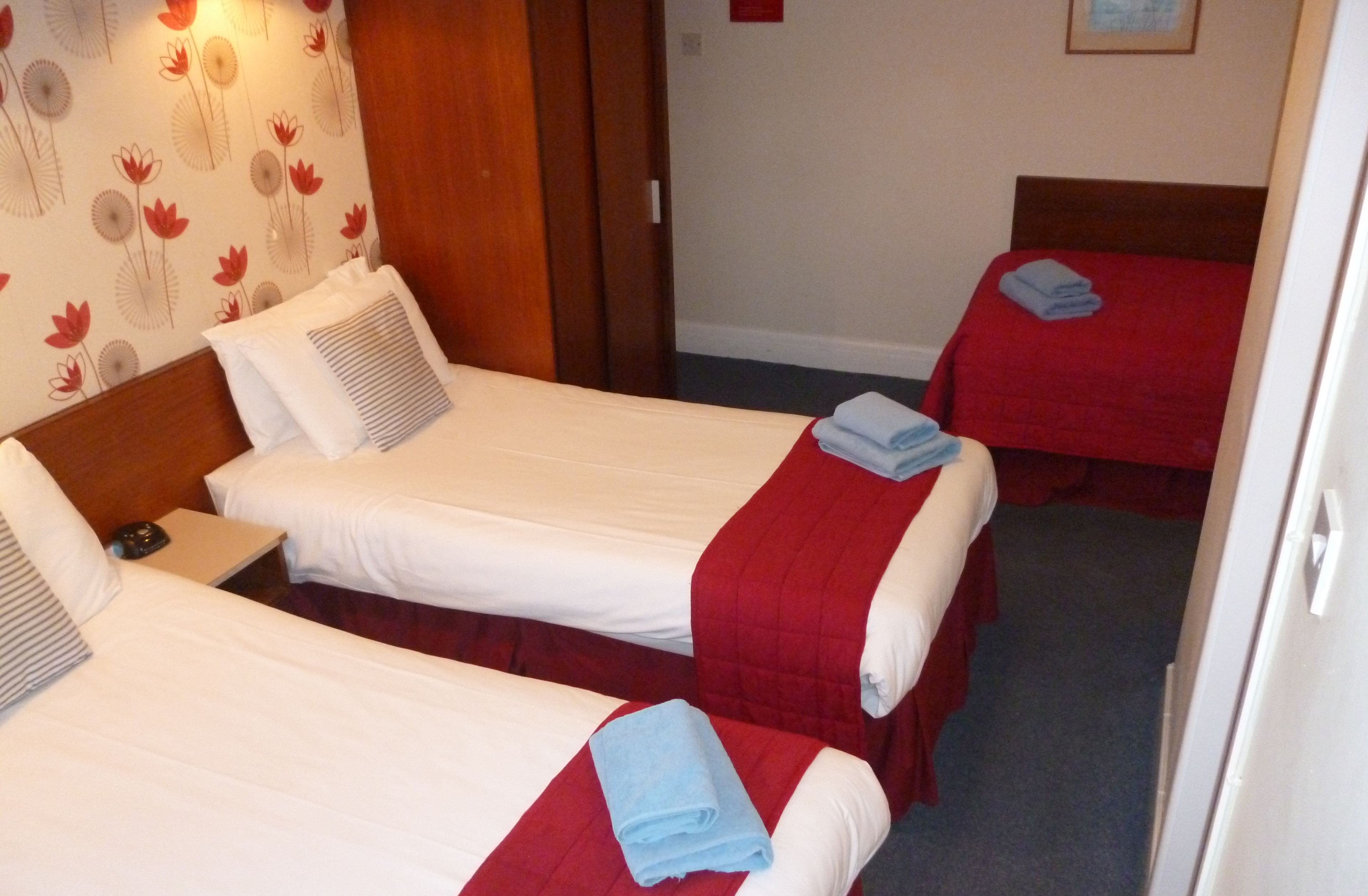 Dreibettzimmer, mit Bad (3 single beds)