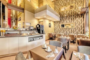 每日供应自助式早餐（每人 EUR 12.50）