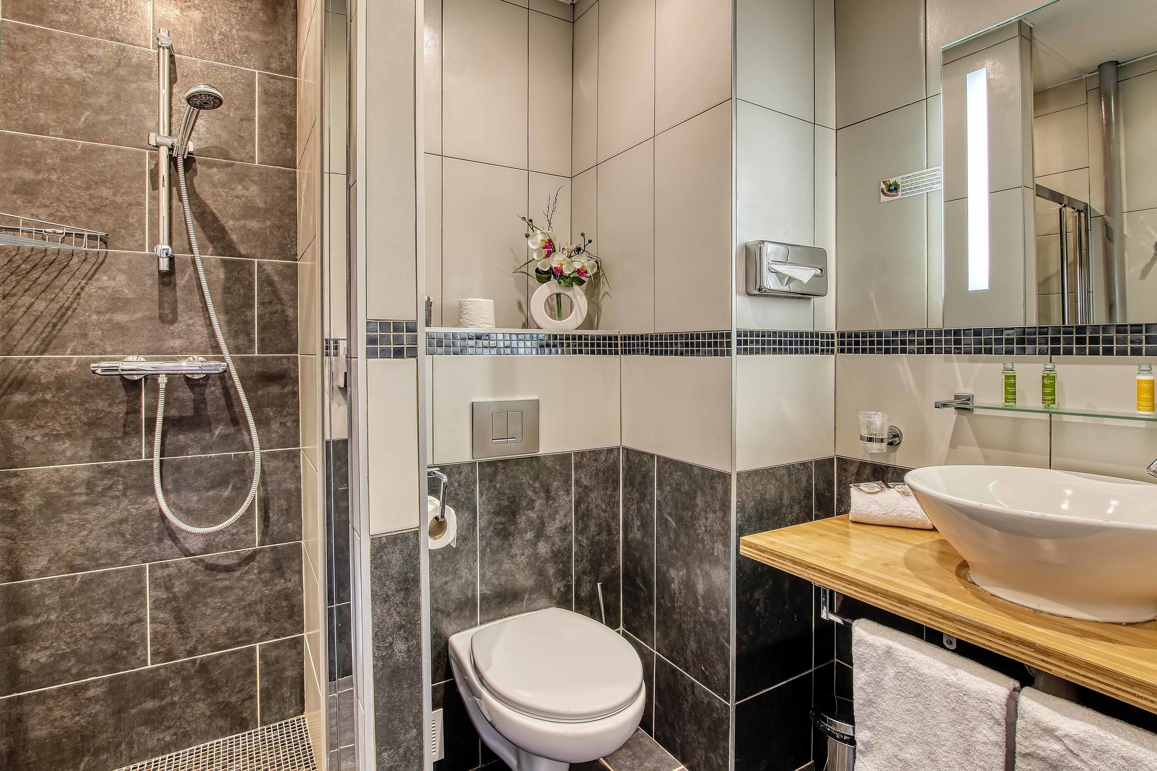 comfort double room | bathroom | free toiletries, hair dryer, towels