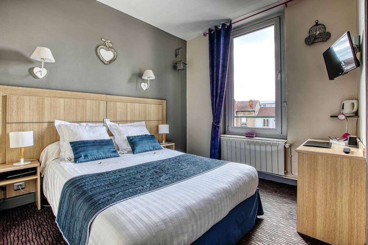 comfort double room | in-room safe, desk, soundproofing, iron/ironing board