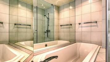 Chambre familiale | Salle de bain | Articles de toilette (gratuits), séchoir à cheveux, serviettes fournies