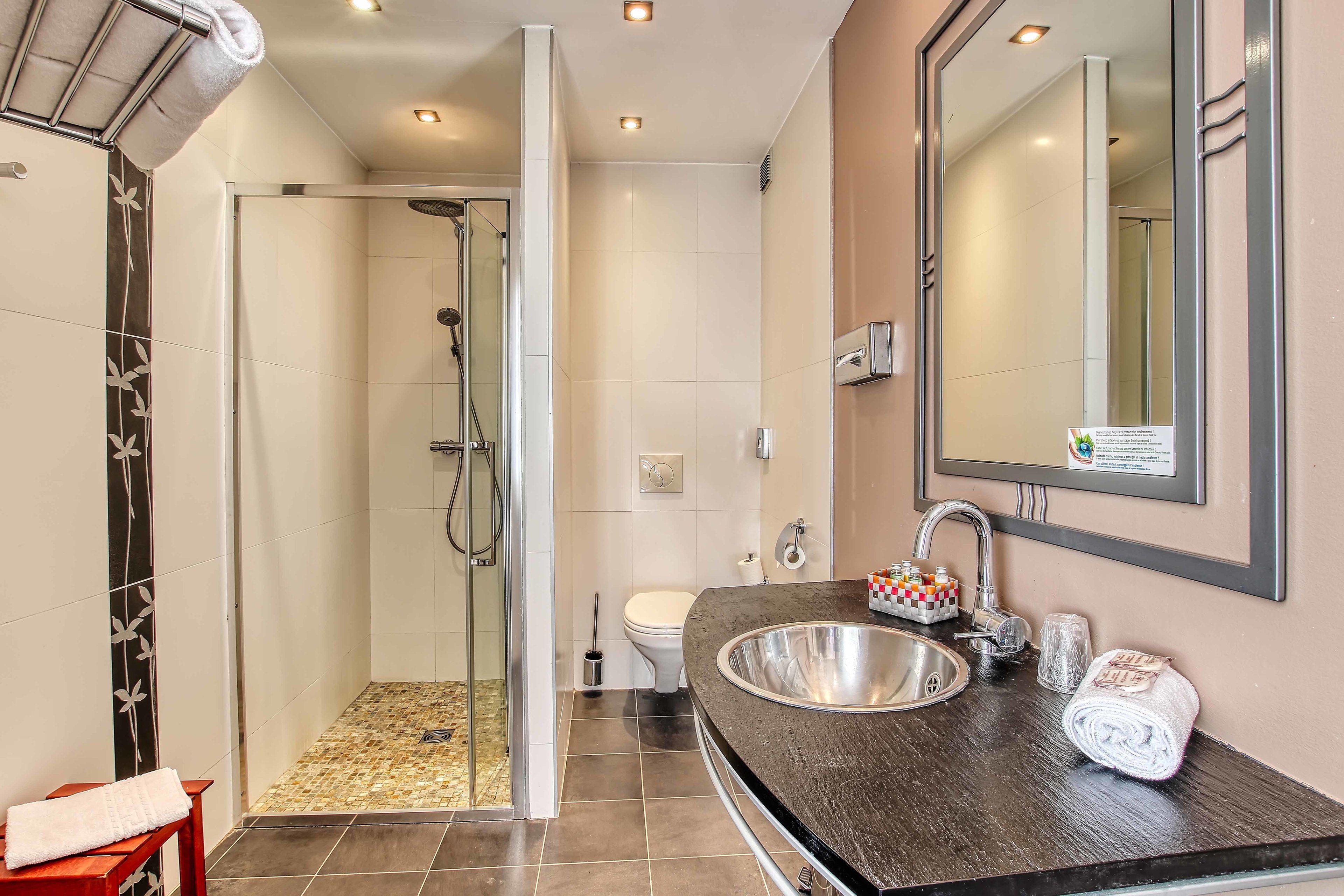 comfort double room | bathroom | free toiletries, hair dryer, towels