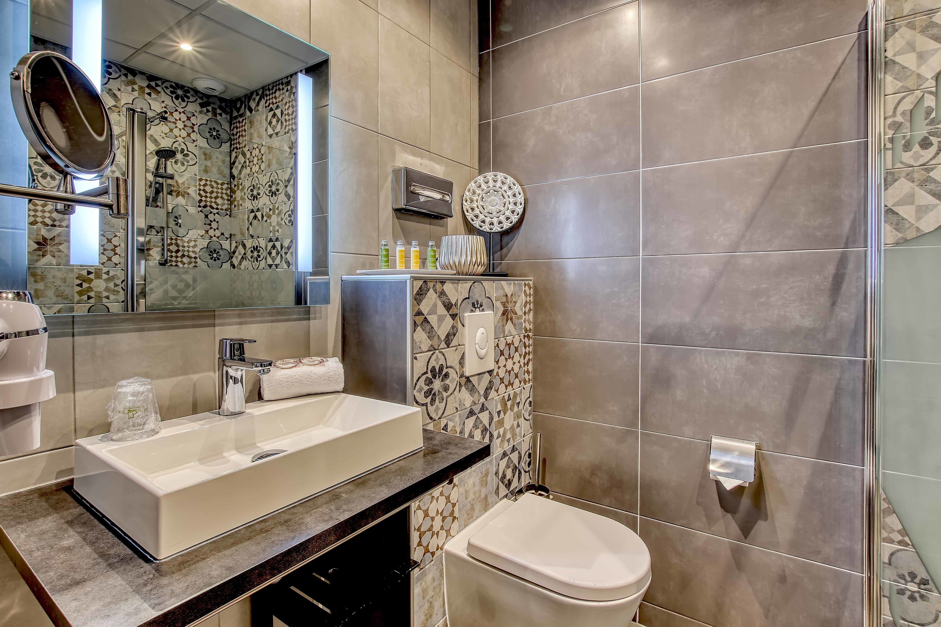 comfort double room | bathroom | free toiletries, hair dryer, towels