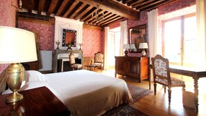 A room with a bed, a wooden desk, a chair, a dresser, and a mirror. - Château d'Island Avallon Vézelay (Island)
