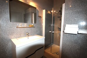 Standard Double or Twin Room | Bathroom