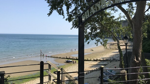 A beach with a sign reading "HANKLIN CRESCENCI". - Marlborough Hotel (Shanklin)