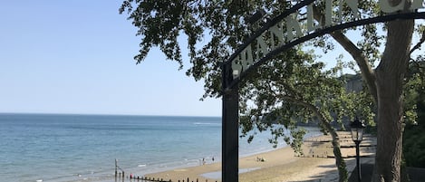 Una spiaggia nelle vicinanze