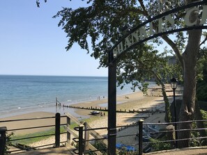 A beach with a sign reading "HANKLIN CRESCENCI". - Marlborough Hotel (Shanklin)