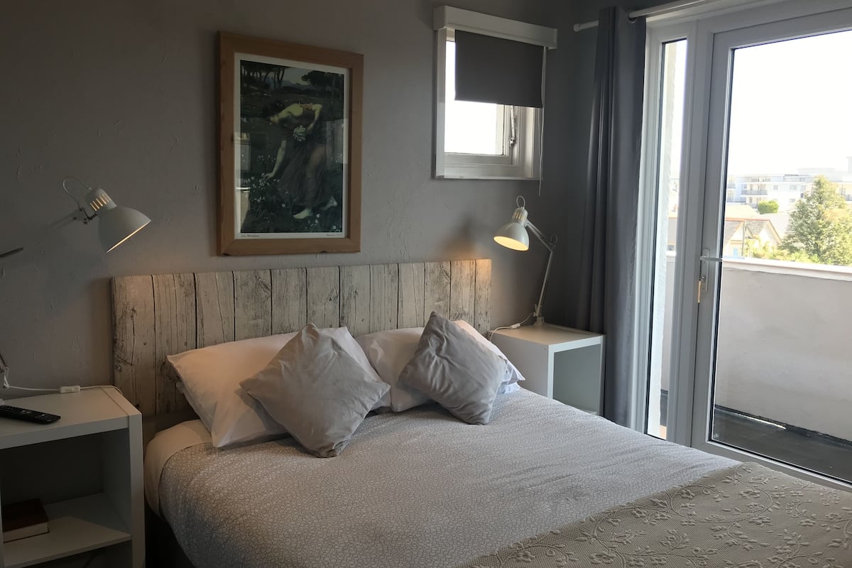 comfort double room, ensuite | desk, bed sheets