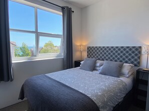 Comfort Double Room, Ensuite | Desk, bed sheets