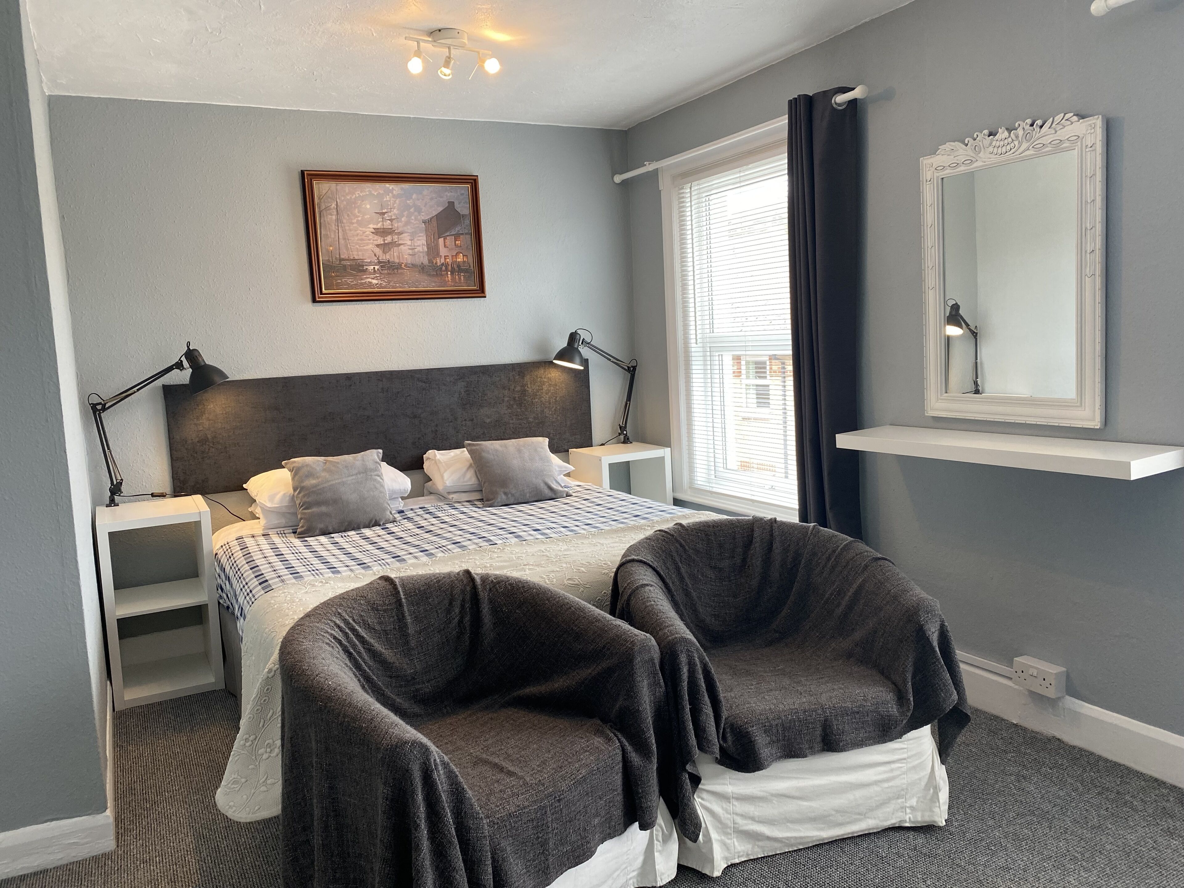 comfort double room, ensuite | desk, bed sheets