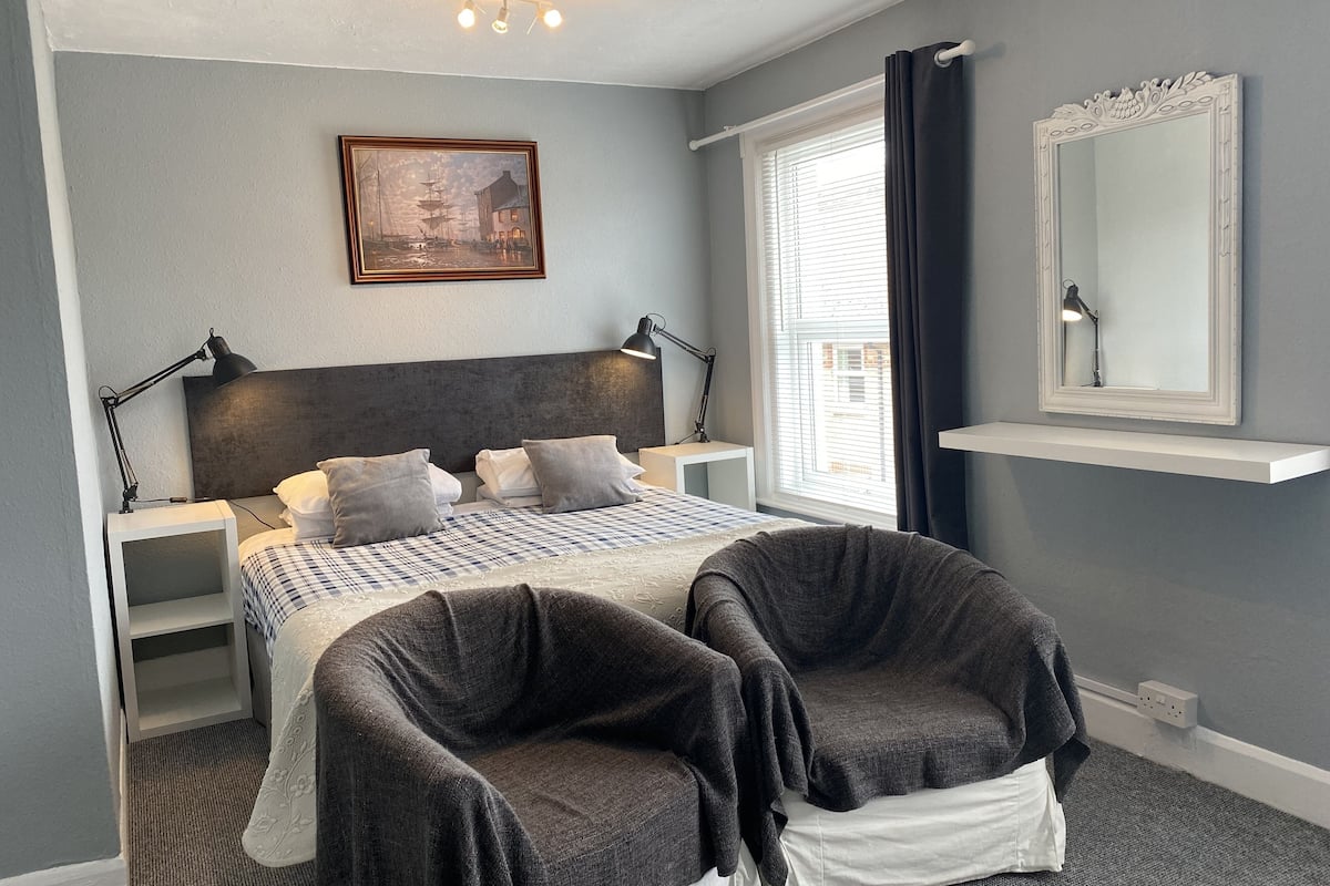 comfort double room, ensuite | desk, bed sheets