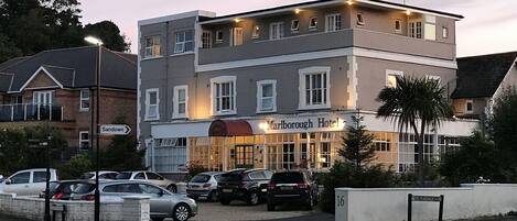 Boendets fasad - kväll/natt