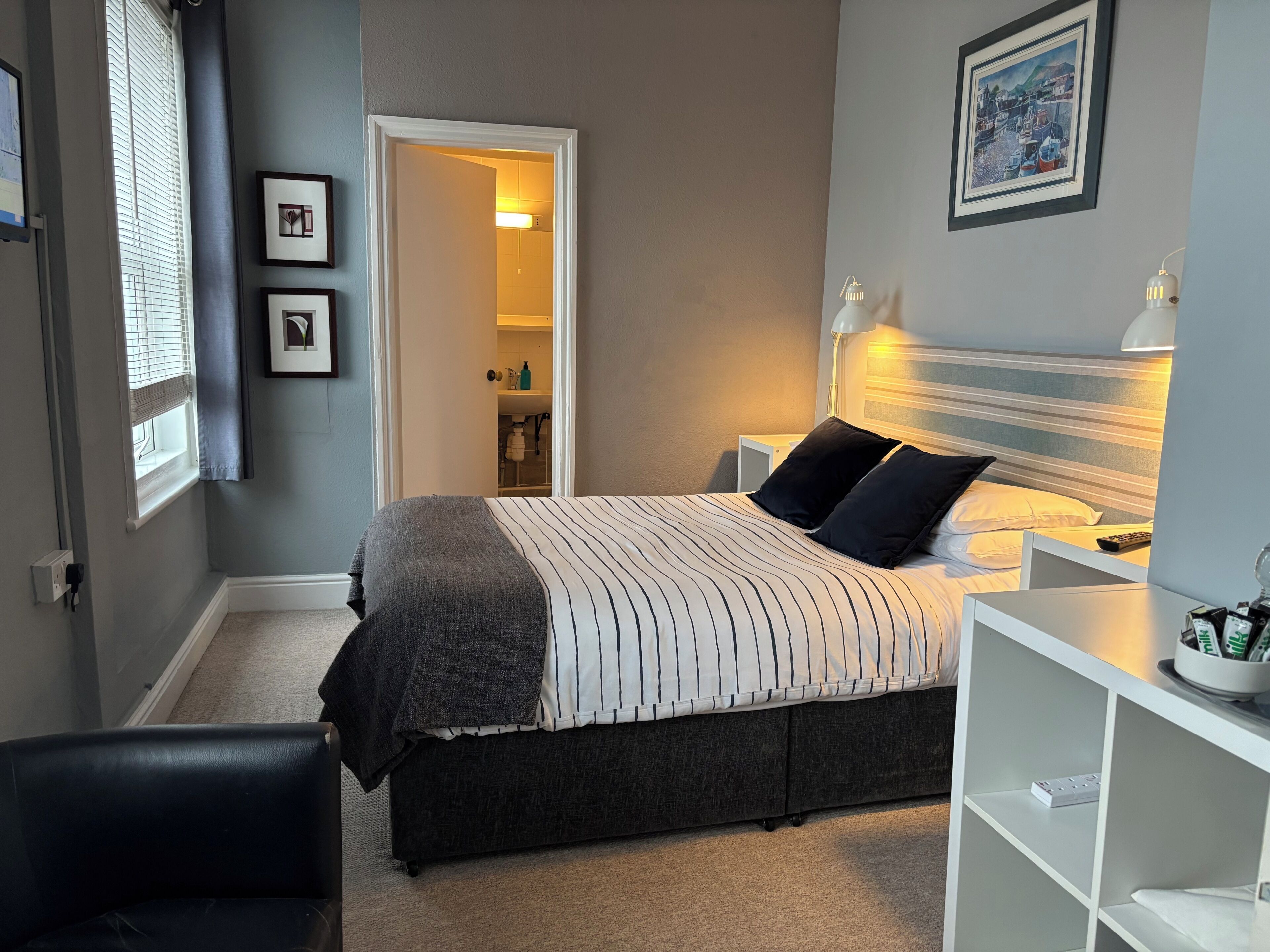 Comfort Double Room, Ensuite | Desk, bed sheets