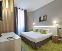 Caja de seguridad en la habitación y escritorio 