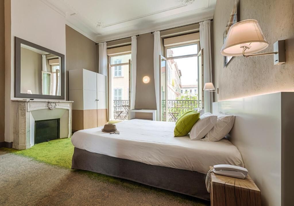 In-room safe, desk, iron/ironing board (on request), free WiFi