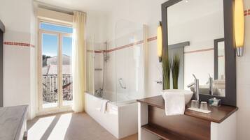 Junior Suite, Balcony | Bathroom | Shower, hair dryer, towels, soap