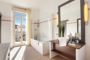 Suite junior, balcón | Baño | Ducha, secador de pelo, toallas y jabón