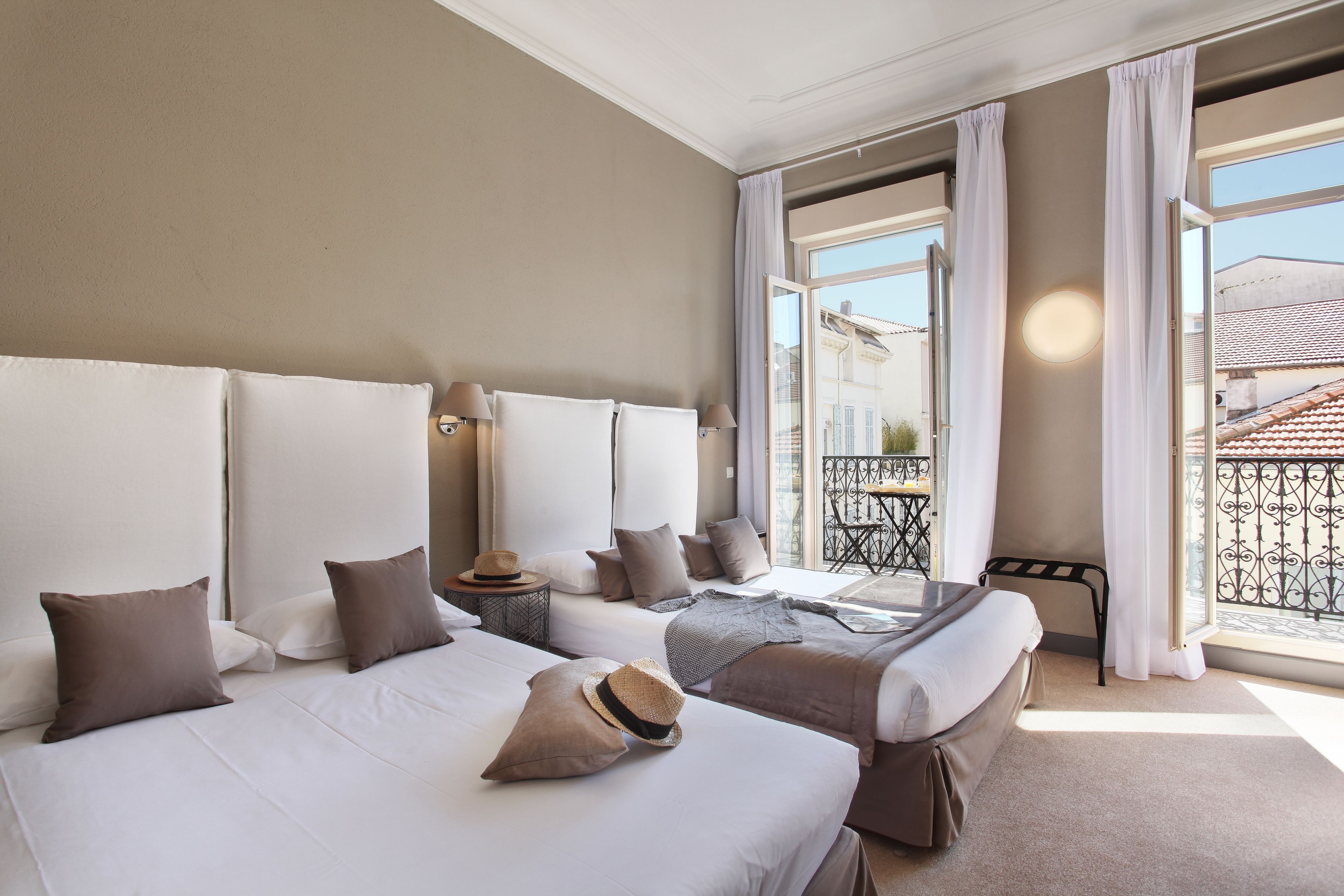 Firemannsrom | Safe på rommet, skrivebord, strykejern/-brett og wi-fi (inkludert)