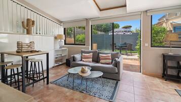 Appartement | Coin séjour | Télévision à écran plat de 50 pouces avec chaînes par câble, télévision