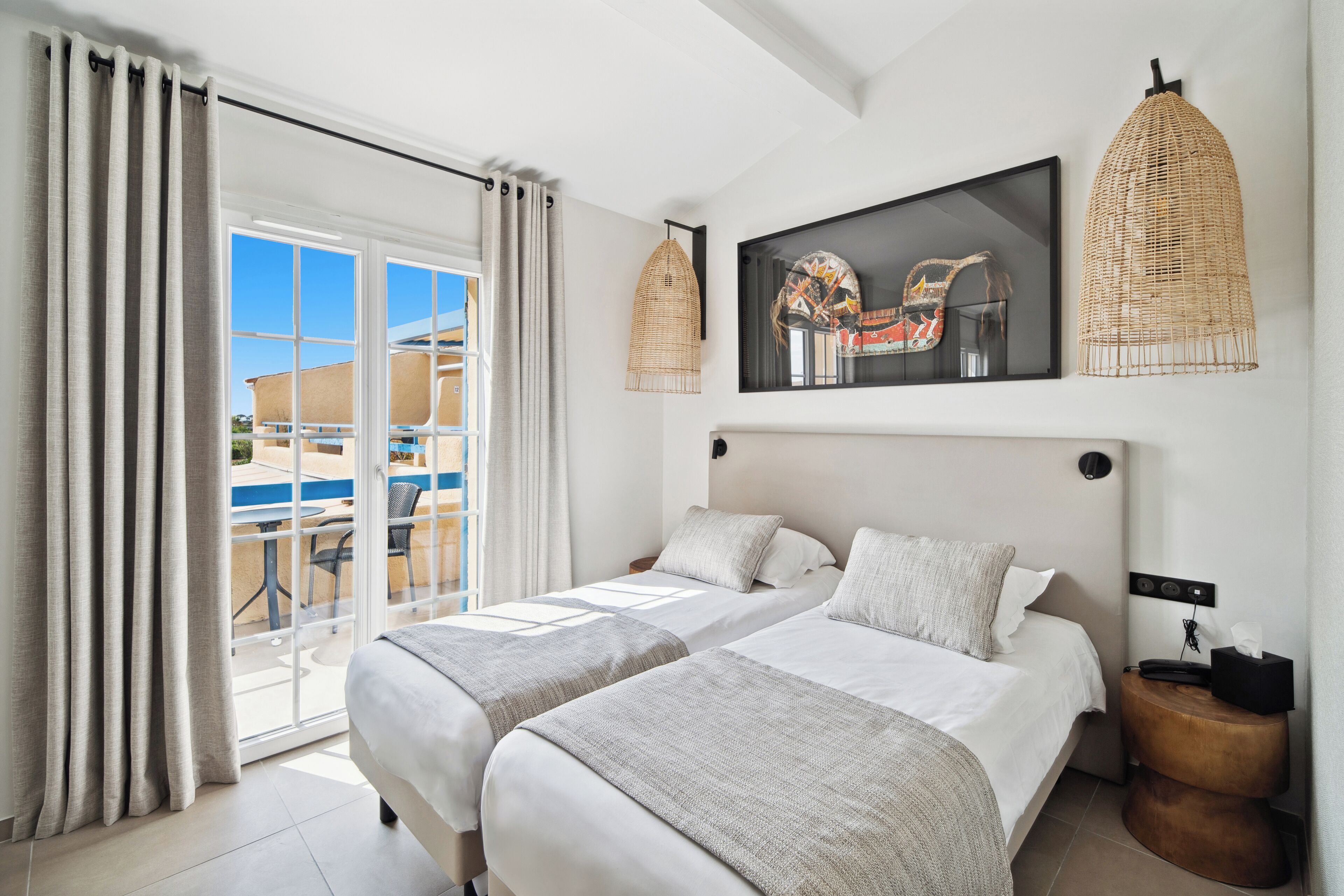 superior double room, balcony (sea view) | 1 bedroom, free minibar items, in-room safe, desk