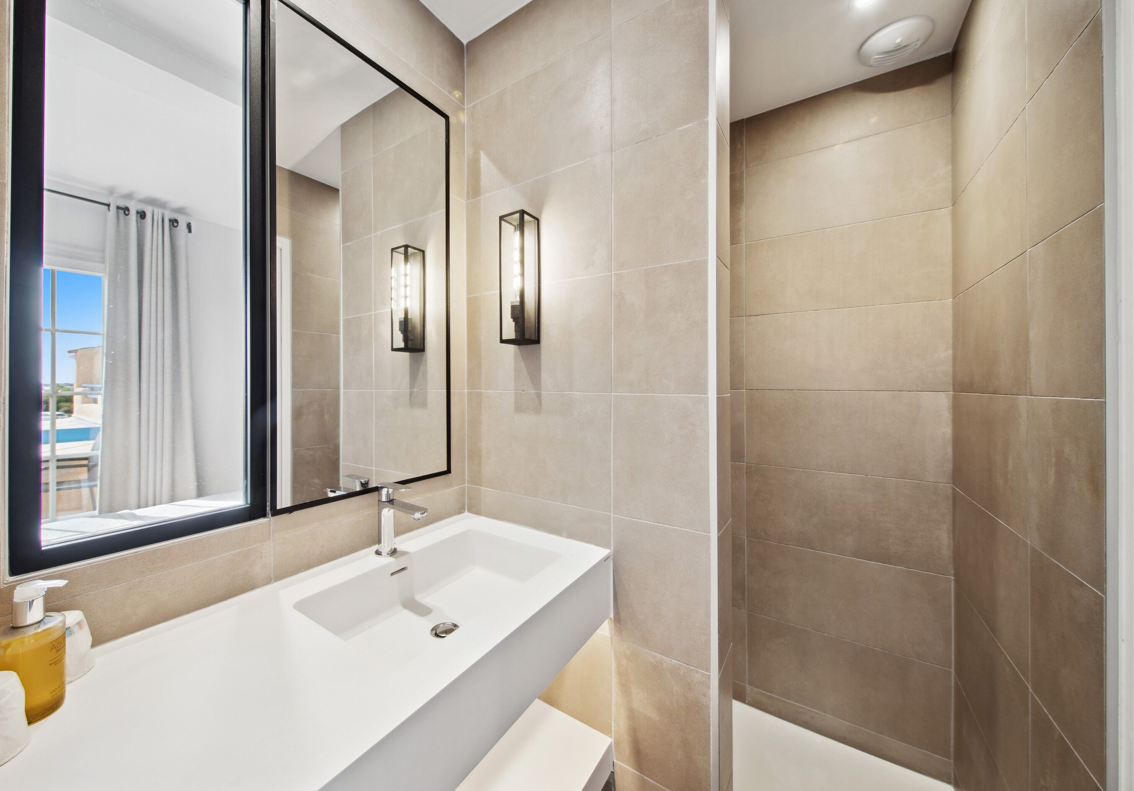 superior double room, balcony (sea view) | bathroom | hair dryer, towels, soap, shampoo