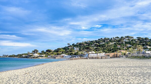 Am Strand, weißer Sandstrand, 3 Strandbars