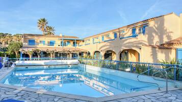 Udendørs pool, åben fra kl. 09.00 til kl. 19.00, parasoller, liggestole