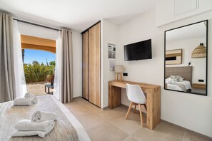 Standard-Dreibettzimmer, Terrasse (Garden View)