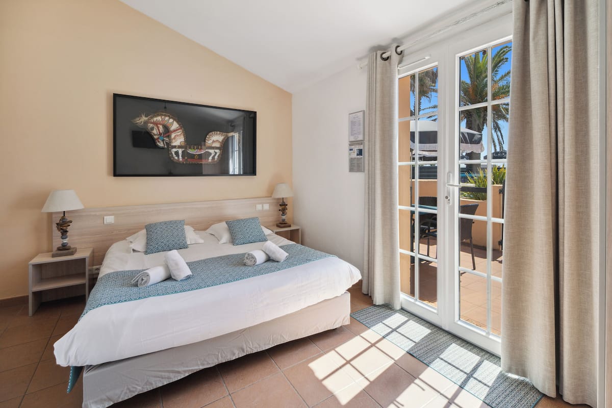 1 bedroom, free minibar items, in-room safe, desk