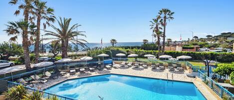 Außenpool, geöffnet von 09:00 Uhr bis 19:00 Uhr, Sonnenschirme