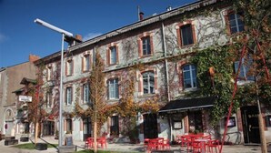 Ein historisches Gebäude mit Café und Außenbereich.