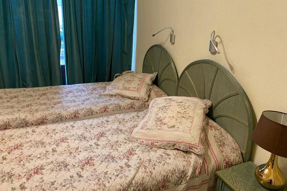 In-room safe, desk, WiFi (free)