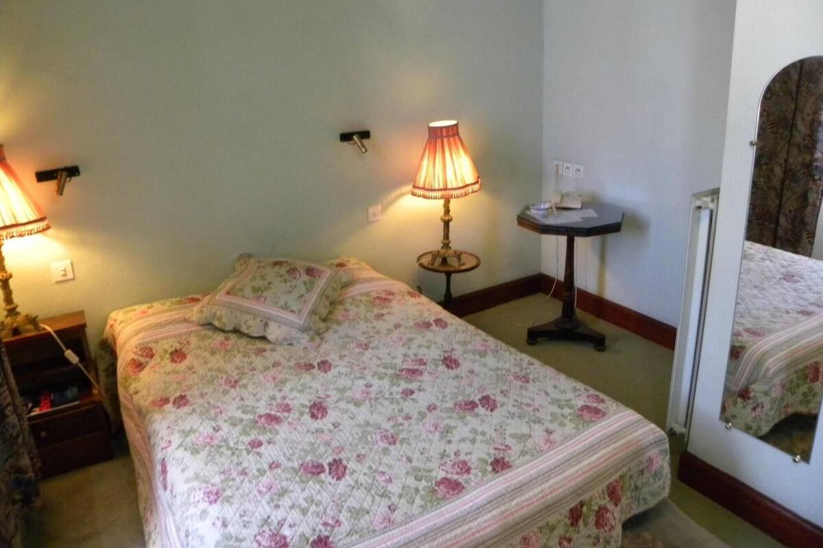 In-room safe, desk, WiFi (free)