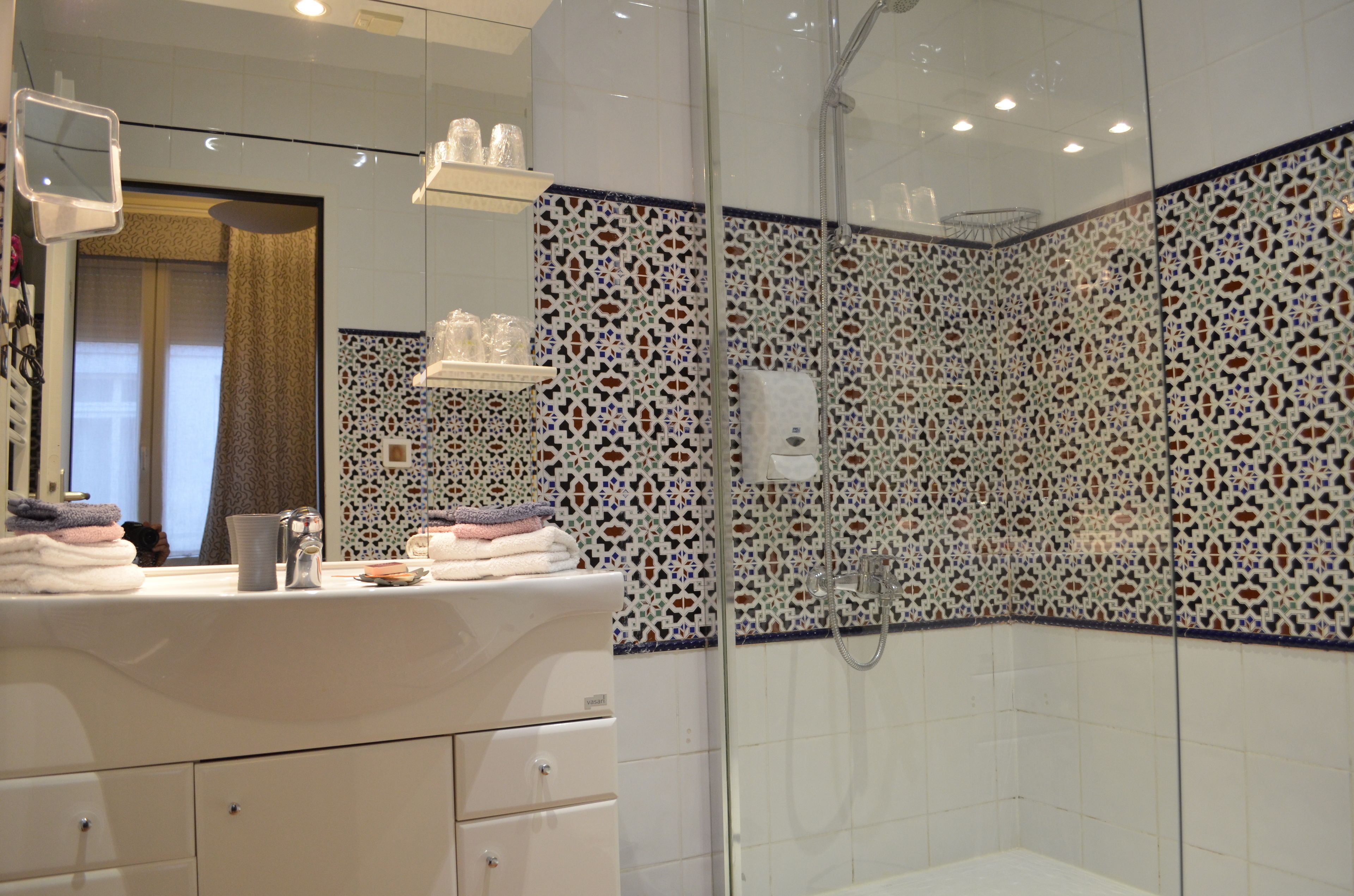 suite | bathroom | shower, free toiletries, hair dryer, towels