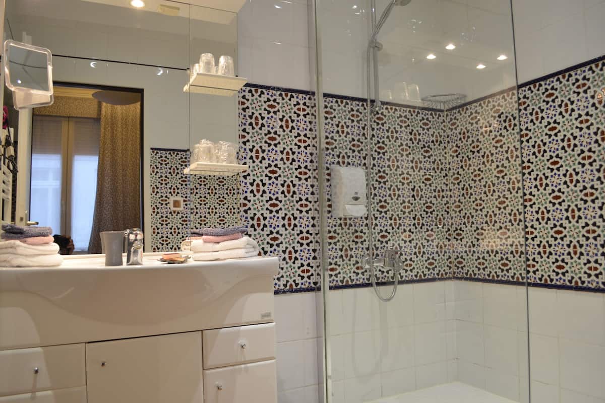 suite | bathroom | shower, free toiletries, hair dryer, towels