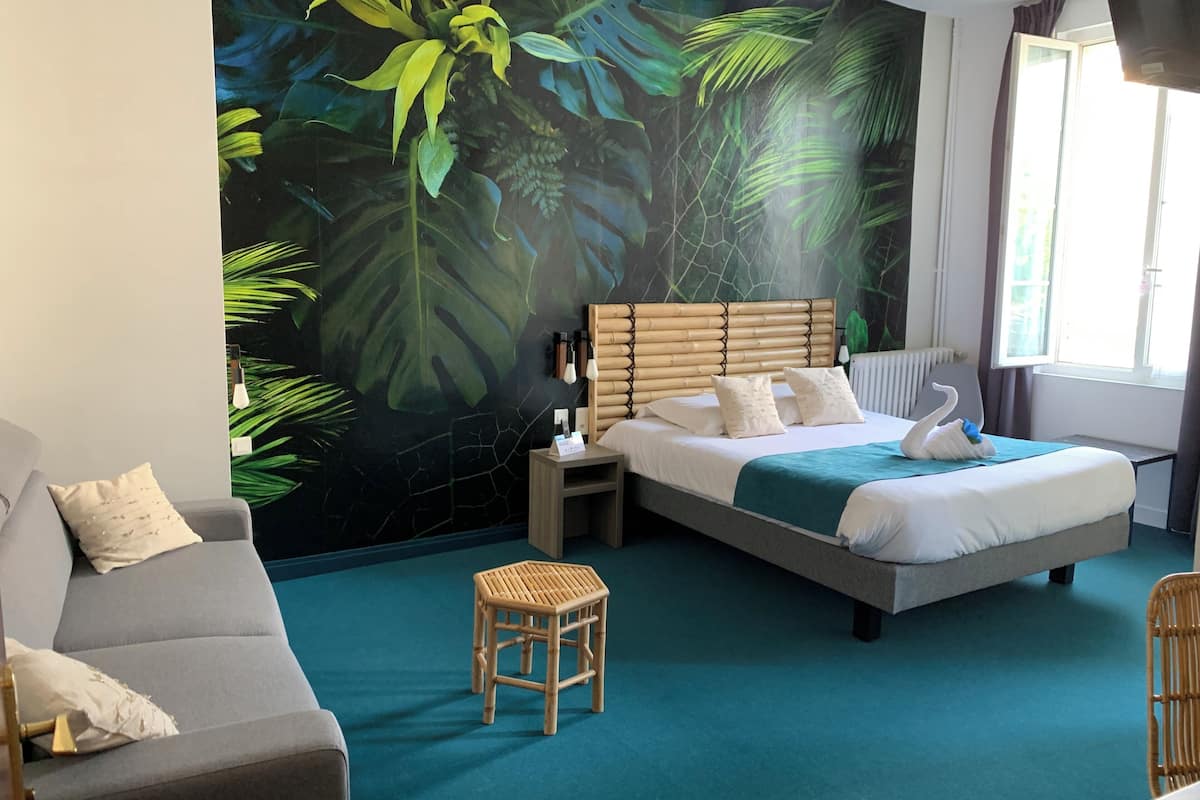 chambre grand confort | premium bedding, individually decorated, desk, blackout curtains