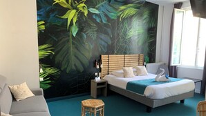 Chambre Grand Confort | Ropa de cama de alta calidad, escritorio y cortinas blackout