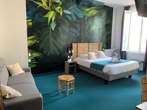 Chambre Grand Confort | 高級寝具、客室ごとに異なる装飾、デスク、遮光カーテン