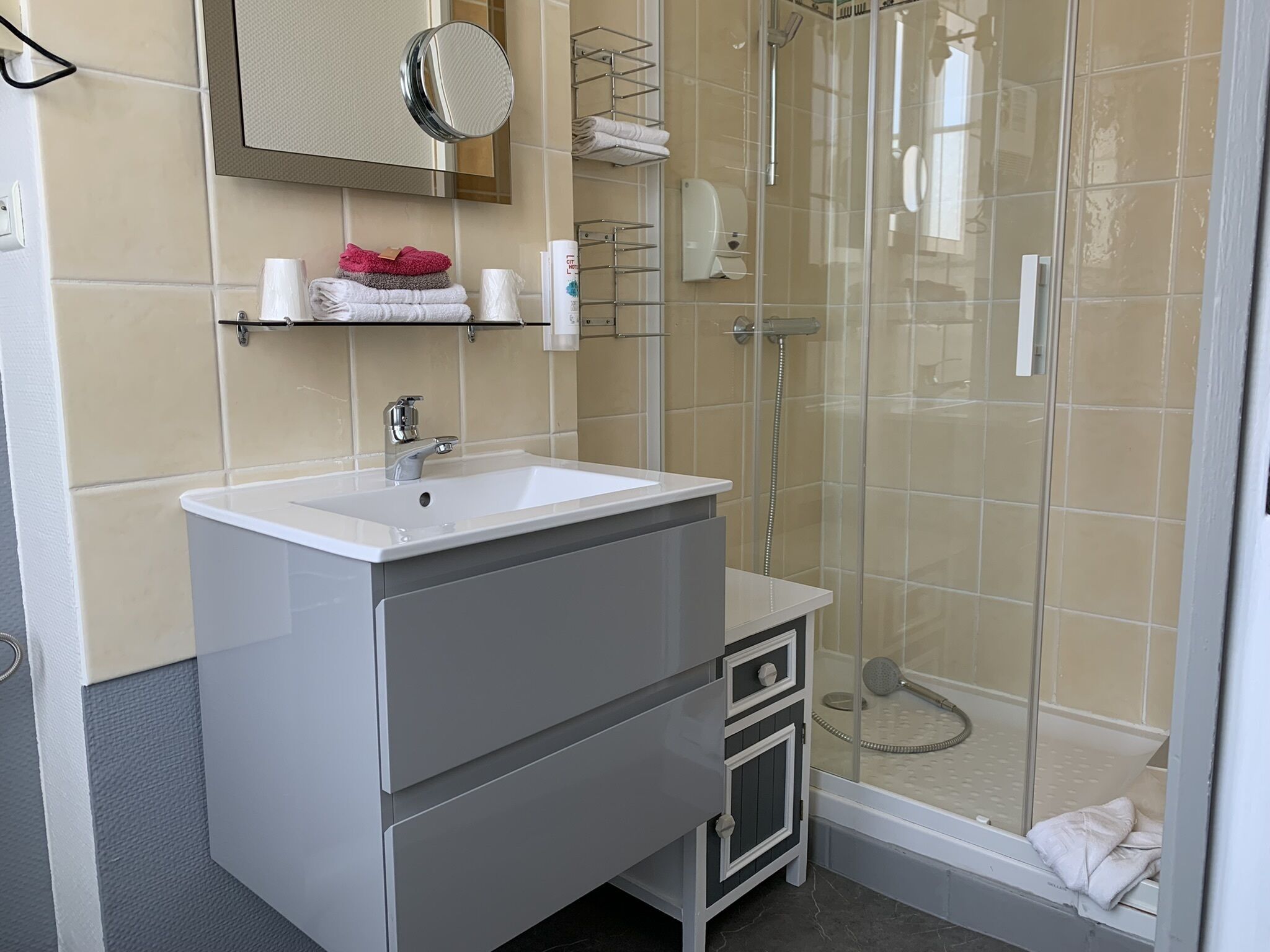 chambre grand confort | bathroom | shower, free toiletries, hair dryer, towels