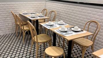 Daily continental breakfast (EUR 11 per person)