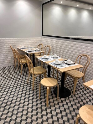 Tägliches kontinentales Frühstück (10 EUR pro Person)